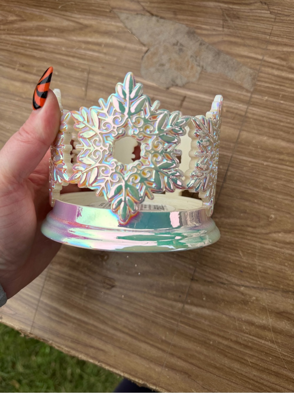 Bath & Body Works Iridescent Snowflake Candle Holder in Shimmering Cream